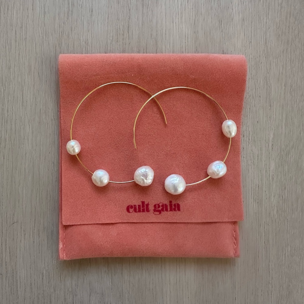 💕 Cult Gaia Gold Hoop Earrings with White Pearls